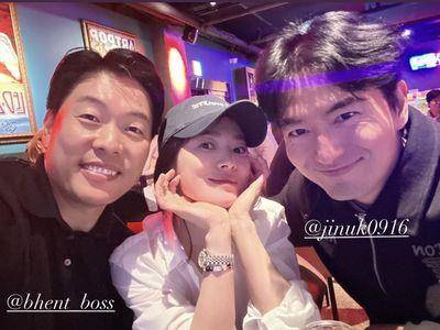 宋慧乔衬衫一卷露百万精品　劳力士叠搭双手环时髦极了