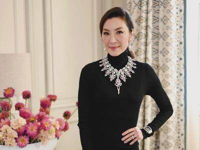 杨紫琼“妹妹头”不见了　千万钻表与珍珠加身变回贵妇