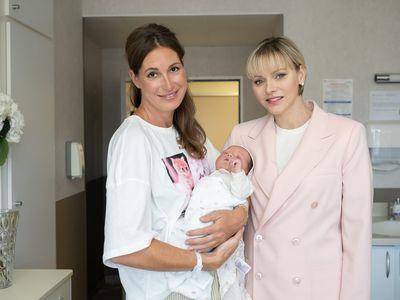 摩纳哥王妃这次没穿LV了　12万粉红西装散发温柔光