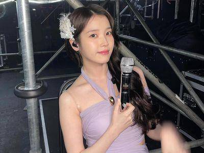 IU登台荷叶边裙装仙气飘飘　私服换穿兔子T恤传递正能量