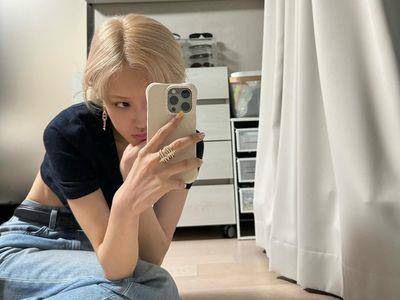 ROSÉ尖矛珠宝戴上瘾　酷味穿搭露纤腰平衡一下