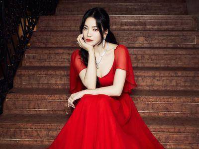 宋慧乔性感事业线不藏了　火红礼服衬白皙肌肤如女神降临