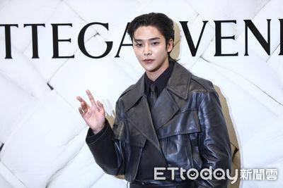 韩星路云现身台北101逛新店帅翻！ 秀中文“大家好”隔空比心超宠粉