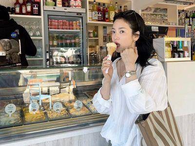 宋慧乔游威尼斯大口吃冰　劳力士伴游露明星味