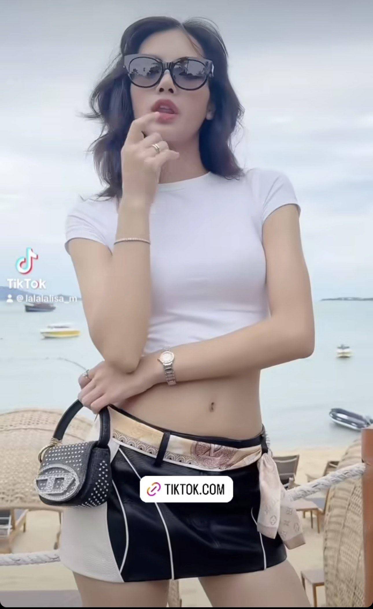 Lisa迷你裙勉强遮臀　踩“红底长靴”辣翻 名人名流 图3张