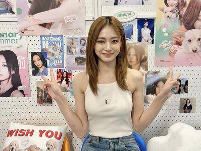 周子瑜万元贴身背心配牛仔裤青春无敌　4语言谢粉丝生日祝福