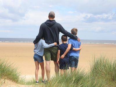 凯特王妃拍老公甜拥3子女庆父亲节　网喊“画面太美”