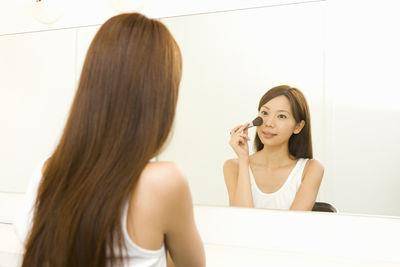 粉底该搭配什么工具上妆？选对方式夏季不脱妆