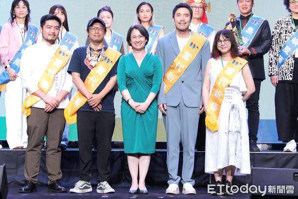 萧美琴穿绿衣为“文化奥运”代表团绶带：绿色可以衬托美丽花朵 时尚穿搭 图2张