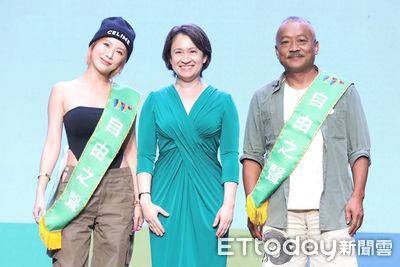 萧美琴穿绿衣为“文化奥运”代表团绶带：绿色可以衬托美丽花朵