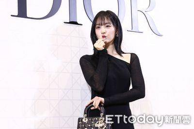 金智媛挖空礼服露锁骨太美!想喝珍奶吃芒果冰 周杰伦8月想在台办演唱会