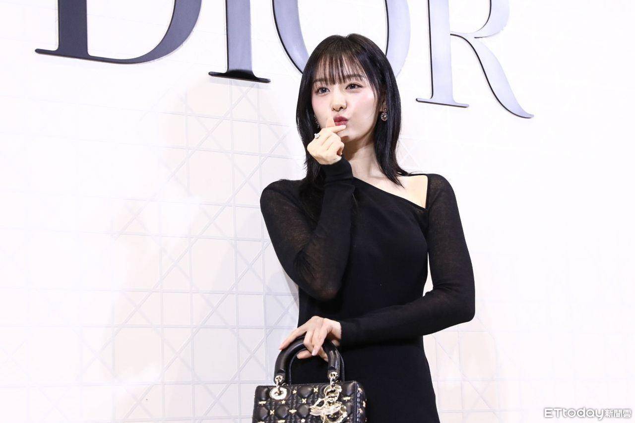 金智媛离台绑起马尾甜翻！搭10万元Dior丹宁包　超清秀机场造型曝光 名人名流 图5张