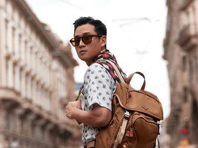 周兴哲亲晒米兰游客照帅翻！Prada花衬衫穿搭范本、话题尼龙包推新色