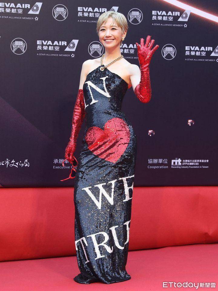 个人意见评金曲红毯／男星都爱深V辣翻　黄伟晋该去打橄榄球？ 时尚穿搭 图6张
