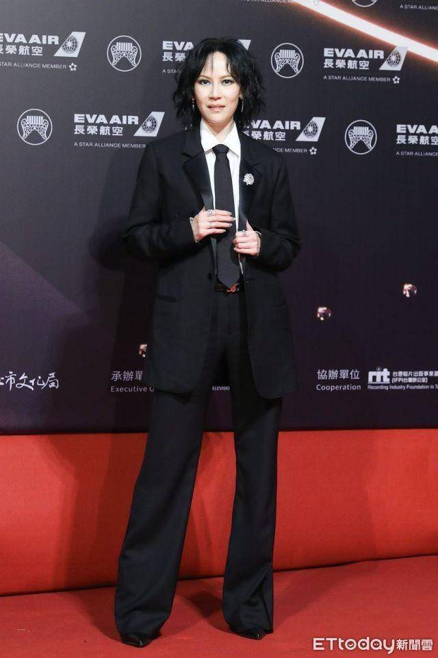 金曲3美／孙盛希超辣挖空开衩裙性感破表！杨乃文西装穿出帅美气势 时尚穿搭 图3张