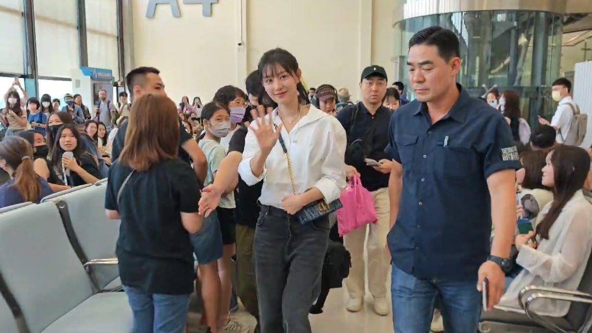 夏天女星都背什么包？奶杏色、丹宁款都是时尚POINT 时尚穿搭 图2张