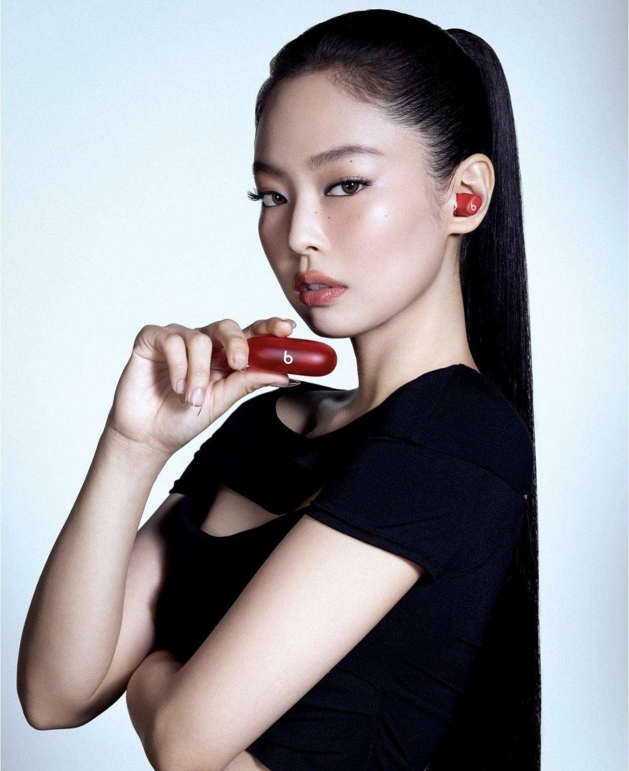 Jennie香奈儿透视装性感又俏皮　抢先秀耳机项炼表 奢侈品牌 图3张