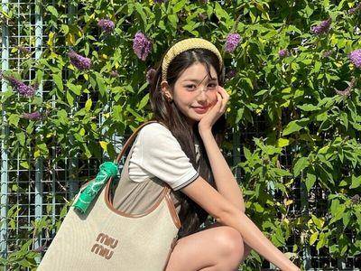 张员瑛抢先背新款托特包！简约包身＋立体标　又一款优雅大包诞生