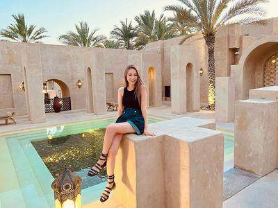 昆凌穿香奈儿旧鞋露美腿　难驾驭鞋款易变“绑肉粽”悲剧