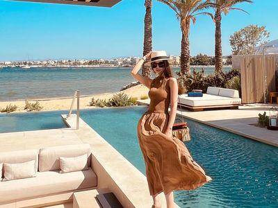 昆凌贴身洋装勾出窈窕曲线　网赞“希腊女神”背爱马仕包更吸睛