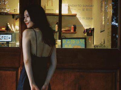 高圆圆清凉洋装前后全开　网赞“背肌太美”