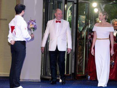 LV大户摩纳哥王妃订新衣　白色露肩礼服美翻