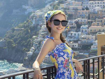 昆凌花卉洋装配头巾游南义　3宝妈青春模样网赞“小女孩”