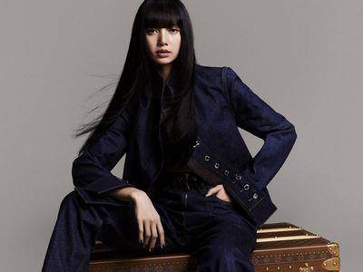 Lisa跨坐LV百万硬箱帅翻　擒品牌大使荣衔当带货王