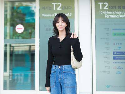 《社内相亲》薛仁雅不畏强台飞抵高雄!短发配TB包超仙 宠粉注意安全