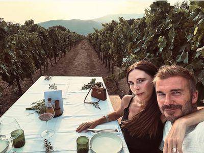 “贝嫂”勾贝克汉脖子秀“鸽子蛋”钻戒　贵妇派头还有爱马仕包