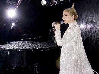 席琳狄翁Dior流苏礼服闪爆奥运　手比爱心谢粉丝支持