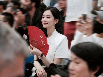 刘诗诗奥运席搧红扇露古典美　戴欧米茄纪念表气质满点