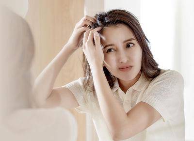 发痒、掉屑都是头皮警讯！慎选洗发精、定期做健检避免发炎落发