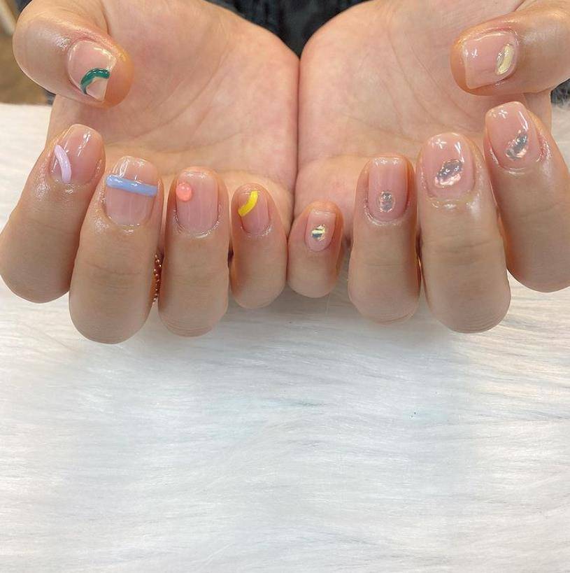 南韩流行的精巧缤纷“五色美甲”　渐层光晕、几何色块是夏季必备 最新资讯 图3张