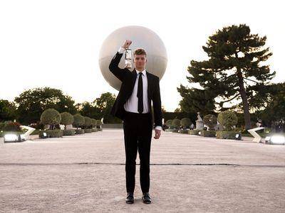 法国游泳男神穿LV黑西装挺拔现身　传奥运闭幕圣火太吸睛