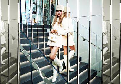 CELINE新爆款Nino包穿什么都搭！NewJeans Danielle、玛格罗比示范给你看