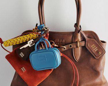 包包上就是要挂很多东西才时髦！MIU MIU花朵吊饰、迷你小包可爱翻天