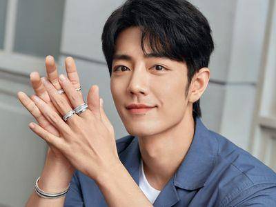 肖战时髦珠宝上手露灿笑　阳光型男魅力粉丝难挡