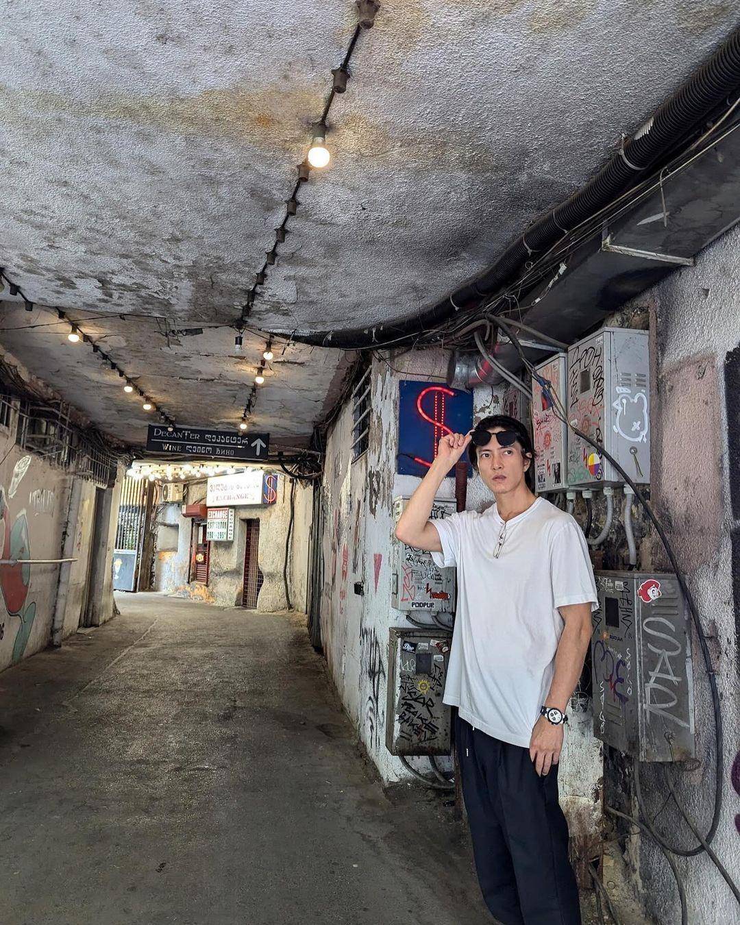 山下智久戴宝格丽15万表游乔治亚　极简黑白配造型照样帅 奢侈品牌 图1张