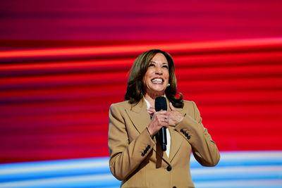 贺锦丽2次穿Chloé登台!女性设计师订制“浅棕西装”特别含义曝光