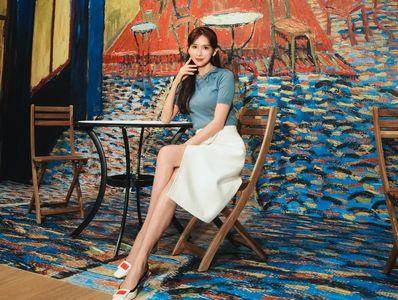 林志玲气质裙装上身大露美腿　化身最美导览员讲梵谷名画