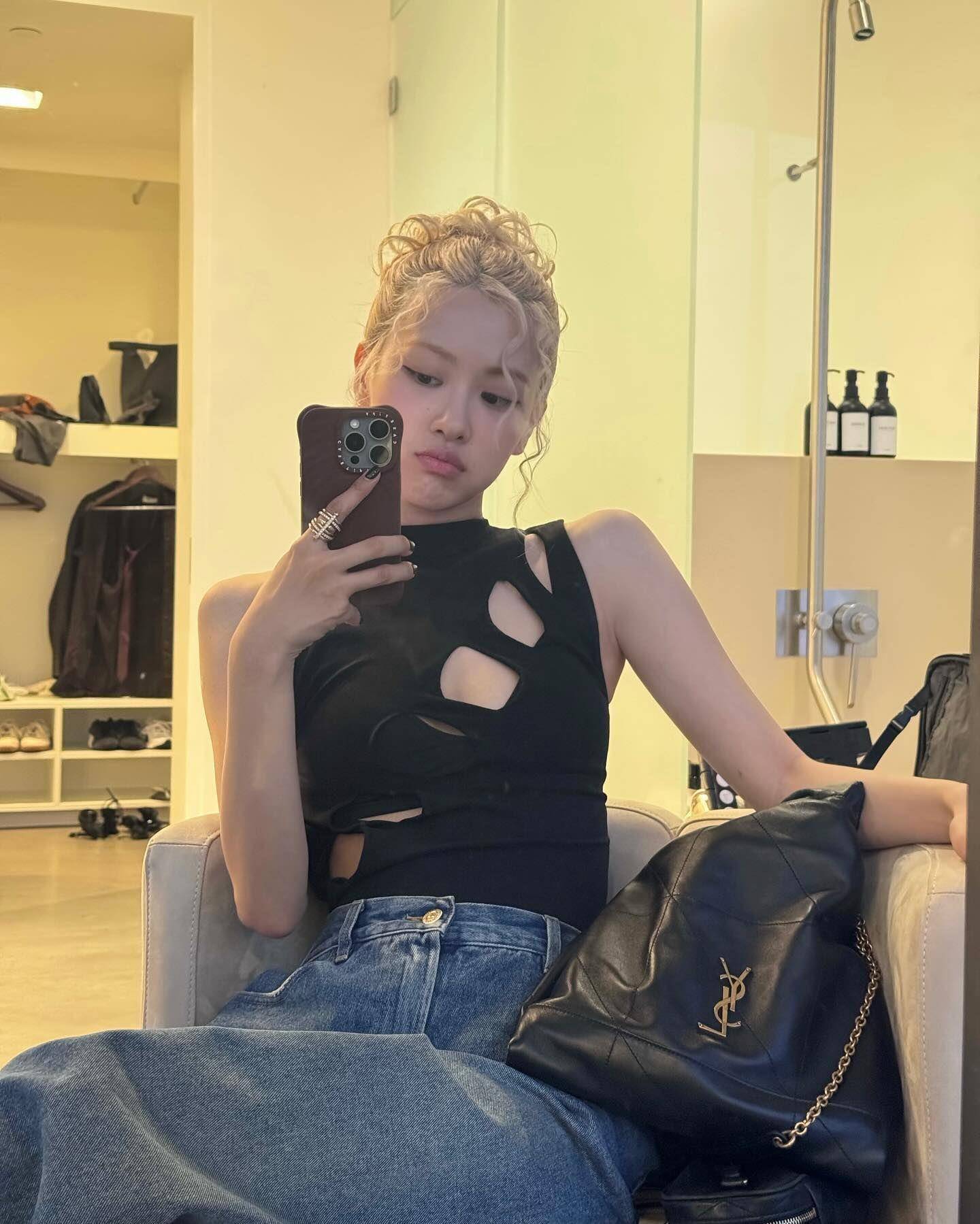 ROSÉ大妈风卷毛头配洞洞装　戴Tiffany尖矛钻戒又酷又潮 名人名流 图1张