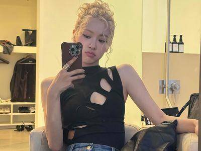 ROSÉ大妈风卷毛头配洞洞装　戴Tiffany尖矛钻戒又酷又潮