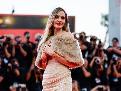 安洁莉娜裘莉青筋暴露吓人 网批“造型好看,但瘦过头”