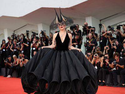 女神卡卡“鸽子蛋”求婚钻戒晒恩爱　恶魔尖角蕾丝帽气势大胜