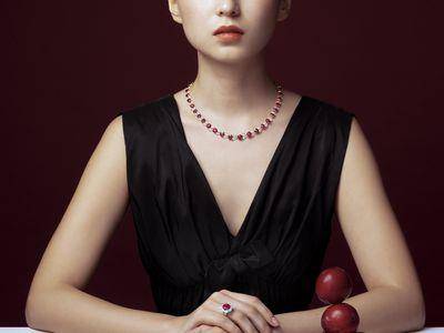 富艺斯拍卖缅甸天然红宝石领衔　印度首富吹起祖母绿风潮