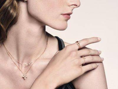 LV小花钻戒不到6万可入手　个性耳环叠搭更美