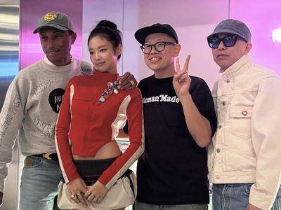 Jennie同台潮流天王大秀美腿　脚踩毛毛鞋更俏皮