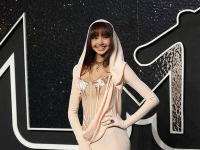 Lisa马甲装衬出S形曲线性感又优雅　登MTV大奖舞台表演又领奖