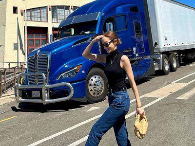 洁西卡货车前拍时尚大片　拎BV编织小包、穿香奈儿鞋好俏皮